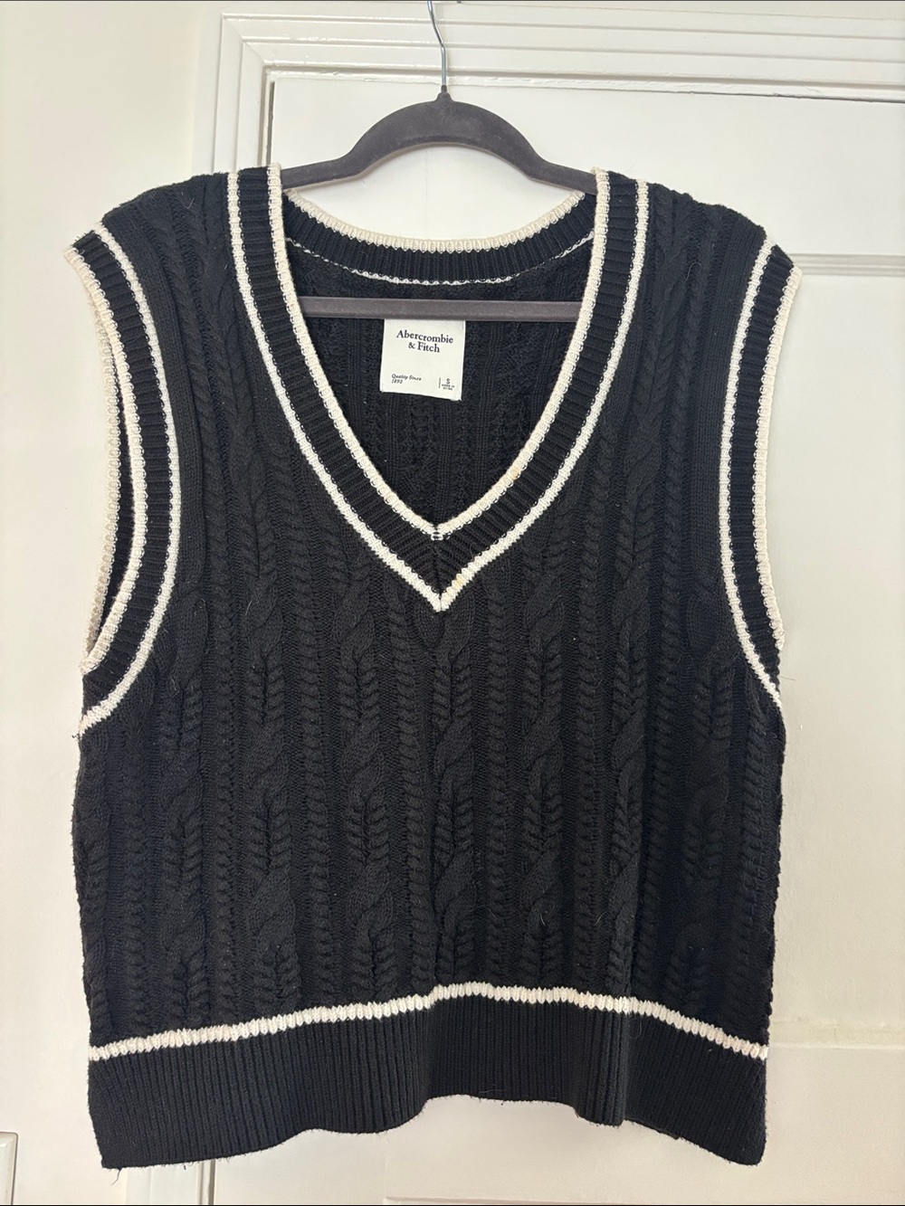 Abercrombie & Fitch Black Cable Knit V-Neck Sweater Vest with Cream Trim